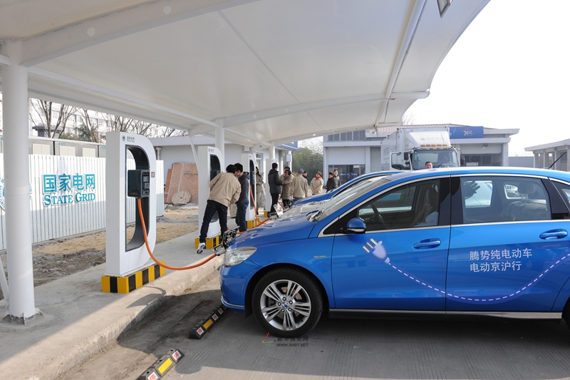 上海新能源汽车销量突破4万辆 建成充电桩1.6万个